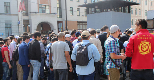 Поток мусульман возле метро в Москве. Фото Мурада Шихахмедова для "Кавказского узла" Поток мусульман возле метро в Москве. Фото Мурада Шихахмедова для "Кавказского узла"