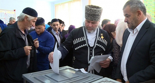 Голосование в Аргуне. Фото: http://grozny.tv/news.php?id=15741 Голосование в Аргуне. Фото: http://grozny.tv/news.php?id=15741