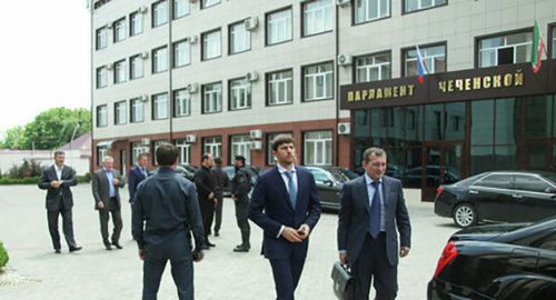 У входа в здание парламента Чечни. Фото: http://the-1.ru/news/politics/13576-glava-parlamenta-kryma-otpravitsya-v-chechnyu-dogovarivatsya-o-sotrudnichestve.html У входа в здание парламента Чечни. Фото: http://the-1.ru/news/politics/13576-glava-parlamenta-kryma-otpravitsya-v-chechnyu-dogovarivatsya-o-sotrudnichestve.html