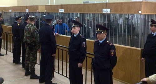 Полицейское ограждение в зале суда по делу о нападении на Нальчик. Фото: http://memohrc.org/news/vynesen-prigovor-po-delu-o-vooruzhennom-napadenii-na-nalchik Полицейское ограждение в зале суда по делу о нападении на Нальчик. Фото: http://memohrc.org/news/vynesen-prigovor-po-delu-o-vooruzhennom-napadenii-na-nalchik