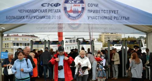 Посетители парусной регаты в Сочи. Фото Светланы Кравченко для "Кавказского узла" Посетители парусной регаты в Сочи. Фото Светланы Кравченко для "Кавказского узла"