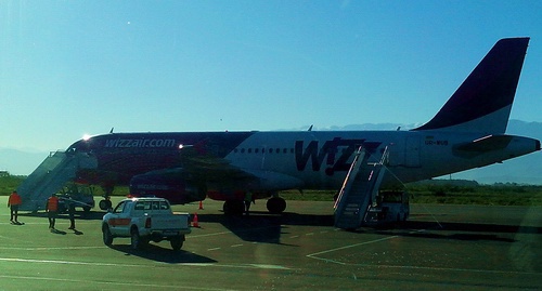 Самолет авиакомпании Wizz air готовится к вылету из аэропорта Кутаиси. Фото Юлии Кашеты для "Кавказского узла". Самолет авиакомпании Wizz air готовится к вылету из аэропорта Кутаиси. Фото Юлии Кашеты для "Кавказского узла".