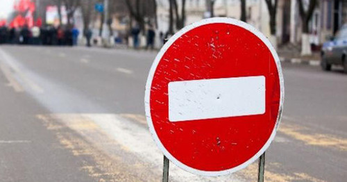Запрещающий знак на улице города. Фото http://bloknot-stavropol.ru/news/na-vosmi-ulitsakh-stavropolya-perekroyut-dvizhenie-767048 Запрещающий знак на улице города. Фото http://bloknot-stavropol.ru/news/na-vosmi-ulitsakh-stavropolya-perekroyut-dvizhenie-767048