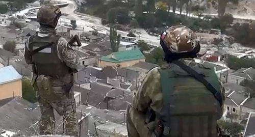 Сотрудникик ФСБ во время КТО в Дагестане. Фото: http://nac.gov.ru/kontrterroristicheskie-operacii/v-hode-kto-v-karabudahkentskom-rayone-dagestana.html Сотрудникик ФСБ во время КТО в Дагестане. Фото: http://nac.gov.ru/kontrterroristicheskie-operacii/v-hode-kto-v-karabudahkentskom-rayone-dagestana.html