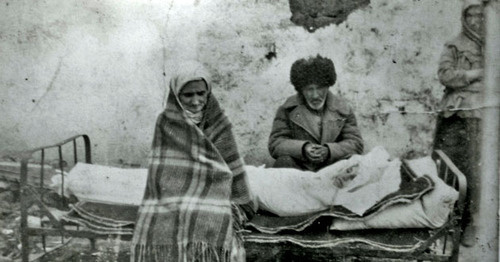 Ингушская семья Газдиевых у тела умершей дочери. Казахстан, 1944 год. Фото https://ru.wikipedia.org Ингушская семья Газдиевых у тела умершей дочери. Казахстан, 1944 год. Фото https://ru.wikipedia.org