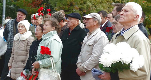Коммунисты в Сочи возложили цветы к памятнику Ленину/ Фото Светланы Кравченко для "Кавказского узла" Коммунисты в Сочи возложили цветы к памятнику Ленину/ Фото Светланы Кравченко для "Кавказского узла"