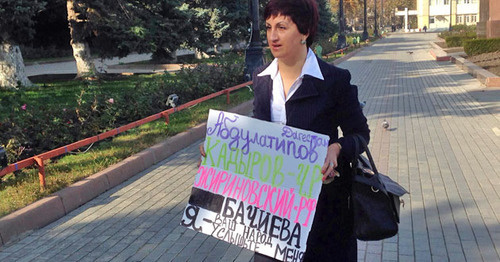 Замруководителя дагестанского отделения ЛДПР Лариса Бачиева во время пикета. Махачкала, 9 ноября 2016 г. Фото Патимат Махмудовой для "Кавказского узла" Замруководителя дагестанского отделения ЛДПР Лариса Бачиева во время пикета. Махачкала, 9 ноября 2016 г. Фото Патимат Махмудовой для "Кавказского узла"