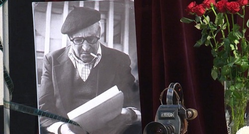 Петр Финкельберг и его камера КИНОР. Фото http://alaniatv.ru/habaerta/vesti-iryston/?id=21341 Петр Финкельберг и его камера КИНОР. Фото http://alaniatv.ru/habaerta/vesti-iryston/?id=21341