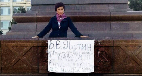 Лариса Бачиева во время одиночного пикета на центральной площади Махачкалы. Фото Патимат Махмудовой для Кавказского Узла Лариса Бачиева во время одиночного пикета на центральной площади Махачкалы. Фото Патимат Махмудовой для Кавказского Узла