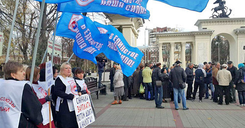 Пикет перед зданием администрации Краснодарского края провели сотрудники станкостроительного завода "Седин". Краснодар, 14 ноября 2016 г. Фото Натальи Дорохиной для "Кавказского узла" Пикет перед зданием администрации Краснодарского края провели сотрудники станкостроительного завода "Седин". Краснодар, 14 ноября 2016 г. Фото Натальи Дорохиной для "Кавказского узла"