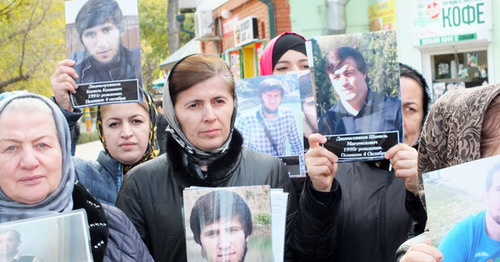 Матери пропавших дагестанцев во время акции протеста. Махачкала, 14 ноября 2016 г. Фото Патимат Махмудовой для "Кавказского Узла" Матери пропавших дагестанцев во время акции протеста. Махачкала, 14 ноября 2016 г. Фото Патимат Махмудовой для "Кавказского Узла"