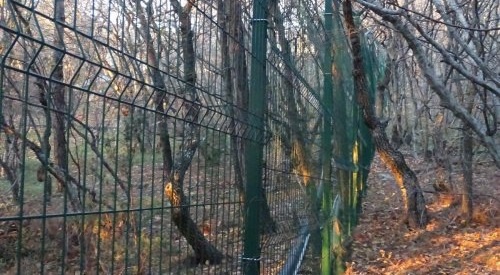 Забор, огораживающий участок, на который пытались попасть активисты "ЭкоВахты". Фото: http://ewnc.org/node/23326 Забор, огораживающий участок, на который пытались попасть активисты "ЭкоВахты". Фото: http://ewnc.org/node/23326
