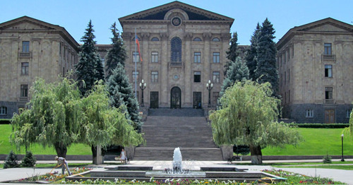 Здание парламента Армении. Фото Тиграна Петросяна для "Кавказского узла" Здание парламента Армении. Фото Тиграна Петросяна для "Кавказского узла"