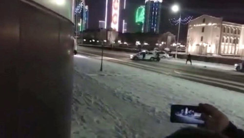 Нападение на полицейских. Грозный, 17 декабря 2016 г. Кадр из видео пользователя DAMATOHTV https://www.youtube.com/watch?v=V2cD0fAtwes Нападение на полицейских. Грозный, 17 декабря 2016 г. Кадр из видео пользователя DAMATOHTV https://www.youtube.com/watch?v=V2cD0fAtwes