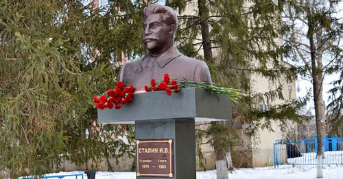 Бюст Сталина установлен в селе Куйбышево Ростовской области. Фото http://www.1rnd.ru/news/1486031 Бюст Сталина установлен в селе Куйбышево Ростовской области. Фото http://www.1rnd.ru/news/1486031