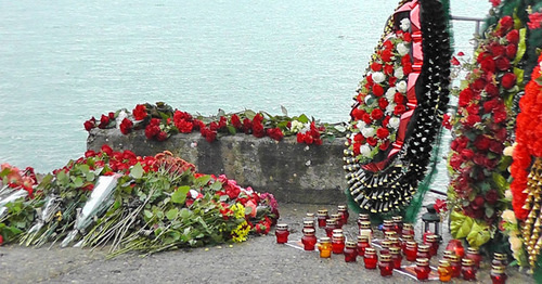 Фрагмент мемориала в память погибших в авиакатастрофе в Сочи. Фото Анны Грицевич для "Кавказского узла" Фрагмент мемориала в память погибших в авиакатастрофе в Сочи. Фото Анны Грицевич для "Кавказского узла"