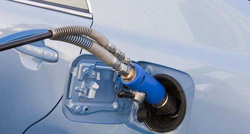 Заправка автомобиля газом. Фото: http://alau.kz/v-kostanajskoj-oblasti-rekomenduyut-perevodit-avto-na-gaz/ Заправка автомобиля газом. Фото: http://alau.kz/v-kostanajskoj-oblasti-rekomenduyut-perevodit-avto-na-gaz/