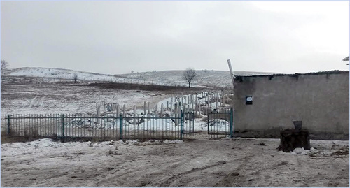 Вид на кладбище со стороны автотрассы "Грозный-Побединское". Темное пятно - место братских могил. Фото Николая Петрова для "Кавказского узла" Вид на кладбище со стороны автотрассы "Грозный-Побединское". Темное пятно - место братских могил. Фото Николая Петрова для "Кавказского узла"
