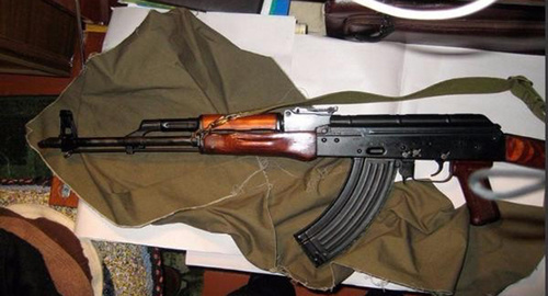 Автомат Калашникова. Фото http://bloknot-stavropol.ru/news/9-molodykh-lyudey-ustroili-strelbu-v-zhilom-rayone-806190 Автомат Калашникова. Фото http://bloknot-stavropol.ru/news/9-molodykh-lyudey-ustroili-strelbu-v-zhilom-rayone-806190