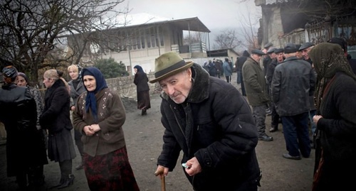Участники акции в Дуиси, прошедшей в связи с поджогом дома культуры. Дуиси, 4 января 2016 года. Фото: RFE/RL Участники акции в Дуиси, прошедшей в связи с поджогом дома культуры. Дуиси, 4 января 2016 года. Фото: RFE/RL