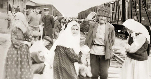 На вокзале. 1957 год Фрунзе. Жители села Юрт-Аух. Фото https://ru.wikipedia.org/ На вокзале. 1957 год Фрунзе. Жители села Юрт-Аух. Фото https://ru.wikipedia.org/