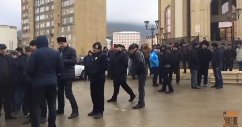 Сход в Махачкале. Скриншот с видео https://www.youtube.com/watch?v=lonrmuMyTfs