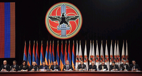 Президеум на собрании Республиканской партии Армении. Фото http://www.vexillographia.ru/armenia/party.htm Президеум на собрании Республиканской партии Армении. Фото http://www.vexillographia.ru/armenia/party.htm