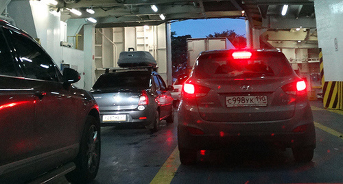 Автомобили на борту парома. Фото Нины Тумановой для "Кавказского узла" Автомобили на борту парома. Фото Нины Тумановой для "Кавказского узла"