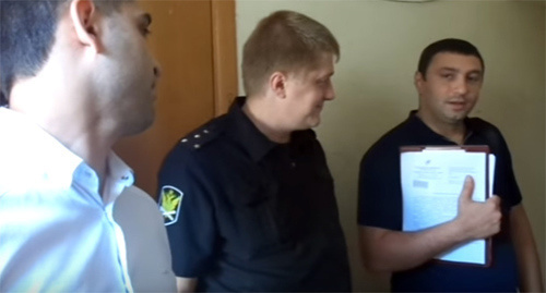 Сотрудник службы судебных приставов у квартиры Дьяковых. 10 июня 2016 года. Фото Светланы Кравченко для "Кавказского узла" Сотрудник службы судебных приставов у квартиры Дьяковых. 10 июня 2016 года. Фото Светланы Кравченко для "Кавказского узла"