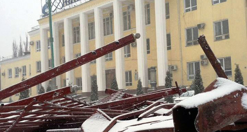 Демонтаж декоративного забора Дагестанского научного центра РАН. Фото http://www.dagestanpost.ru/wp-content/uploads/2017/02/16602708_10155036529432010_7434847685240543800_n.jpg Демонтаж декоративного забора Дагестанского научного центра РАН. Фото http://www.dagestanpost.ru/wp-content/uploads/2017/02/16602708_10155036529432010_7434847685240543800_n.jpg