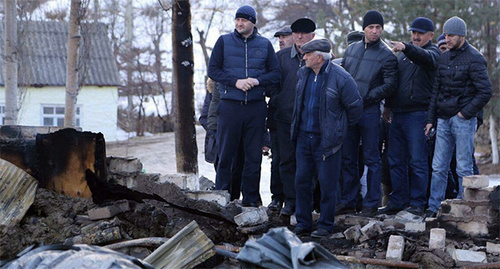 сотрудники администрации на месте пожара. Фото http://khunzakh.ru/info/news/10038/ сотрудники администрации на месте пожара. Фото http://khunzakh.ru/info/news/10038/