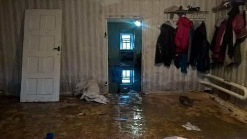 Комната в одном из подтопленных в Элисте домов. Фото Бадмы Бюрчиева для "Кавказского узла". Комната в одном из подтопленных в Элисте домов. Фото Бадмы Бюрчиева для "Кавказского узла".