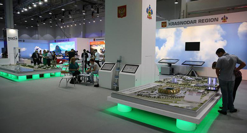 В павильоне Российского инвестиционного форума "Сочи-2017" Фото Федор Обмайкин / Югополис http://www.yugopolis.ru/news/v-sochi-startuet-rossijskij-investicionnyj-forum-101178 В павильоне Российского инвестиционного форума "Сочи-2017" Фото Федор Обмайкин / Югополис http://www.yugopolis.ru/news/v-sochi-startuet-rossijskij-investicionnyj-forum-101178