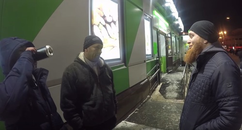 Ислам Исмаилов беседует с двумя мужчинами в ходе "антиалкогольного" рейда в Москве. Фото: скриншот видеозаписи "Стоп Харам. Я готов умереть за ислам!” в YouTube. Ислам Исмаилов беседует с двумя мужчинами в ходе "антиалкогольного" рейда в Москве. Фото: скриншот видеозаписи "Стоп Харам. Я готов умереть за ислам!” в YouTube.