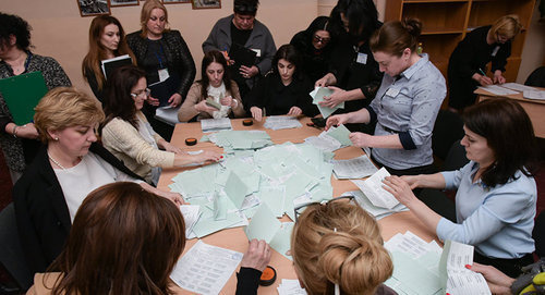 Подсчет голосов на выборах в Абхазии. © Sputnik / Томас Тхайцук
 http://sputnik-abkhazia.ru/Abkhazia/20170312/1020595939/gogiya-ob-itogax-vyborov-gde-budut-vtorye-tury-poka-nelzya-predpolozhit.html