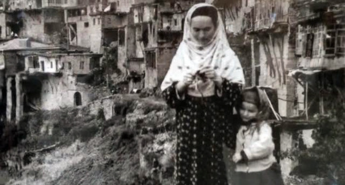 Фотография На выставке Манабы Магомедовой "За Рукоделием", село Кубачи. Фото Ильяса Калиева для "Кавказского узла" Фотография На выставке Манабы Магомедовой "За Рукоделием", село Кубачи. Фото Ильяса Калиева для "Кавказского узла"