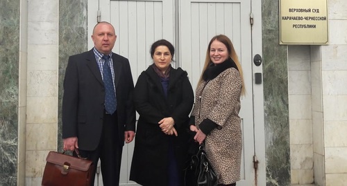 Представитель правозащитной группы "Агора" Андрей Сабинин, Лейла Аркелова и представитель аппарата уполномоченного по правам человека в РФ Юлия Данилина. Черкесск, 16 марта 2017 года. Фото Аси Капаевой для "Кавказского узла". Представитель правозащитной группы "Агора" Андрей Сабинин, Лейла Аркелова и представитель аппарата уполномоченного по правам человека в РФ Юлия Данилина. Черкесск, 16 марта 2017 года. Фото Аси Капаевой для "Кавказского узла".