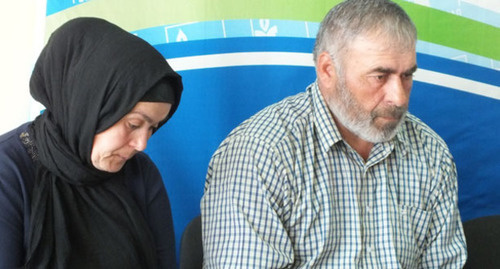 Патимат Алиева и Муртазали Гасангусейнов, родители убитых братьев Гасангусейновых в офисе Дагестанского отделения Правозащитного центра “Мемориал” во время пресс-конференции. 14 марта 2017 г. Фото Патимат Махмудовой для "Кавказского узла" Патимат Алиева и Муртазали Гасангусейнов, родители убитых братьев Гасангусейновых в офисе Дагестанского отделения Правозащитного центра “Мемориал” во время пресс-конференции. 14 марта 2017 г. Фото Патимат Махмудовой для "Кавказского узла"