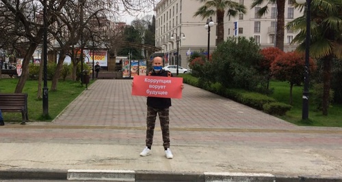 Константин Гудимов проводит пикет в в центре Сочи. 2 апреля 2017 года. Фото Светланы Кравченко для "Кавказского узла" Константин Гудимов проводит пикет в в центре Сочи. 2 апреля 2017 года. Фото Светланы Кравченко для "Кавказского узла"