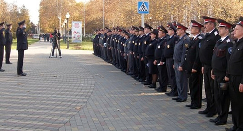 Построение сотрудников полиции в Белореченском районе Краснодарского края. Фото http://www.gazetahot.ru/novosti/proisshestviya/34586-v-belorechenske-policeyskie-nagradili-mestnyh-zhiteley-kotorye-okazali-sodeystvie-v-raskrytii-prestupleniya.html Построение сотрудников полиции в Белореченском районе Краснодарского края. Фото http://www.gazetahot.ru/novosti/proisshestviya/34586-v-belorechenske-policeyskie-nagradili-mestnyh-zhiteley-kotorye-okazali-sodeystvie-v-raskrytii-prestupleniya.html