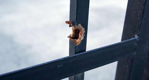 След от пули на воротах больницы Фото © Спутник / Мурад Orujov
https://sputnik.az/karabakh/20170406/409689605/qapanlini-atese-tutdular.html