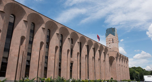 Мэрия Еревана © Sputnik/ Asatur Yesayants
https://ru.armeniasputnik.am/politics/20170408/6955418/dve-politsily-zayavili-ob-otkaze-ot-uchastiya-v-vyborakh-v-sovet-stareishin.html