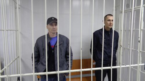 Слева подсудимый Владимир Корбаков. Справа Арсен Мнацаканян. Фото Светланы Кравченко для "Кавказского узла" Слева подсудимый Владимир Корбаков. Справа Арсен Мнацаканян. Фото Светланы Кравченко для "Кавказского узла"