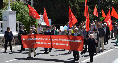Коммунисты на праздничной демонстрации в Сочи 1.05.217. Фото Светланы Кравченко Коммунисты на праздничной демонстрации в Сочи 1.05.217. Фото Светланы Кравченко