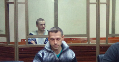 Артур Панов в Северо-Кавказском окружном военном суде, 14 февраля 2016 года. На переднем плане - переводчик. Фото Константина Волгина для "Кавказского узла" Артур Панов в Северо-Кавказском окружном военном суде, 14 февраля 2016 года. На переднем плане - переводчик. Фото Константина Волгина для "Кавказского узла"