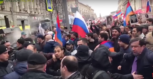 Конфликт между представителями азербайджанской и армянской делегаций на акции "Бессмертный полк" в Москве. 9 мая 2017 г. Скриншот с видео https://www.youtube.com/watch?v=DzytTF3mso0 Конфликт между представителями азербайджанской и армянской делегаций на акции "Бессмертный полк" в Москве. 9 мая 2017 г. Скриншот с видео https://www.youtube.com/watch?v=DzytTF3mso0