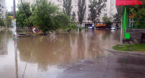 Подтопленный двор. Фото http://bloknot-stavropol.ru/news/politsiya-i-spasateli-evakuiruyut-postradavshikh-o Подтопленный двор. Фото http://bloknot-stavropol.ru/news/politsiya-i-spasateli-evakuiruyut-postradavshikh-o