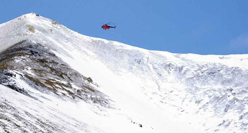 Вертолет МЧС в горах. Фото http://kbrria.ru/proisshestviya/na-elbruse-nayden-turist-iz-nizhnego-novgoroda-4651 Вертолет МЧС в горах. Фото http://kbrria.ru/proisshestviya/na-elbruse-nayden-turist-iz-nizhnego-novgoroda-4651