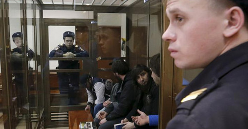 Обвиняемые в убийстве Немцова в зале суда. Фото: REUTERS/Maxim Zmeyev Обвиняемые в убийстве Немцова в зале суда. Фото: REUTERS/Maxim Zmeyev