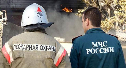 Сотрудники МЧС. Фото http://nikatv.ru/news/obshestvo/mchs-opovestilo-kaluzhan-ob-oranzhevom-urovne-opasnosti Сотрудники МЧС. Фото http://nikatv.ru/news/obshestvo/mchs-opovestilo-kaluzhan-ob-oranzhevom-urovne-opasnosti